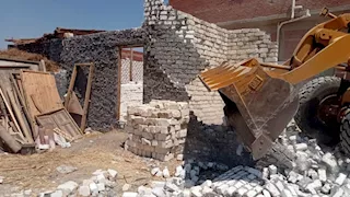 محافظ الإسماعيلية يحذر المتعدين على الأراضي بالبناء