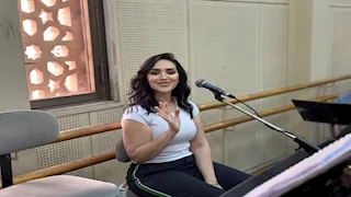 مي فاروق تنشر صورًا من كواليس التحضير لحفلها في الأوبرا 