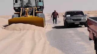 رفع الرمال من طريق تجمع النهايات لتحسين الحركة المرورية بجنوب سيناء