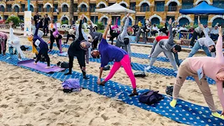 شاطئ ستانلي يحتضن احتفالية اليوم العالمي لليوجا بحضور السفير الهندي (صور)