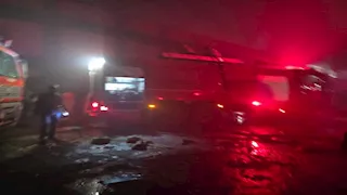 15 سيارة إطفاء تسيطر على حريق مصنع القناطر الخيرية (صور)