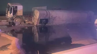 انقلاب سيارة مواد بترولية على طريق السويس