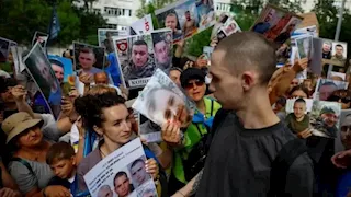 عائلات الأوكرانيين المفقودين تتجمع مع بدء تبادل الأسرى