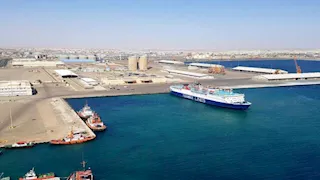 تداول 2000 طن بضائع و121 شاحنة بموانئ البحر الأحمر