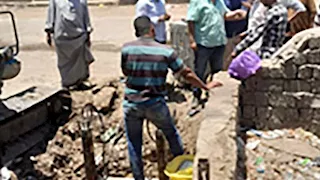 بالصور- الكشف عن سبب كسر خط غاز عمومي في المنيا