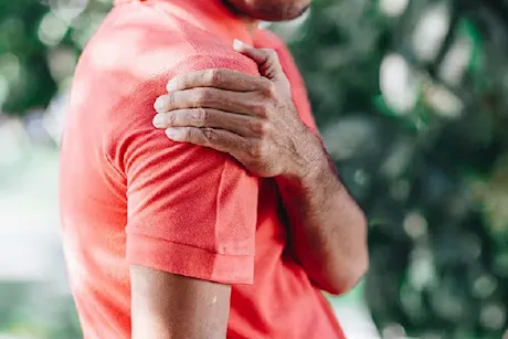 تشعر بتنميل في ذراعك اليمنى؟- 5 أمراض قد تكون السبب