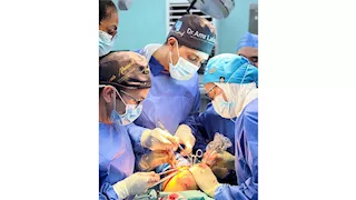 فريق طبي بـ"زايد التخصصي" ينجح في استئصال ورم دموي باللسان لطفل فلسطيني