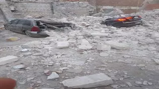 بالصور.. انهيار مفاجئ لمنزل متهالك بالمنيا على سيارتين