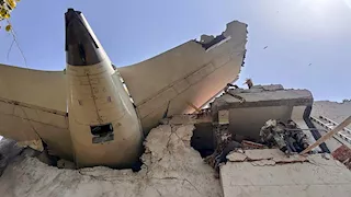صور مروعة من موقع تحطم الطائرة الهندية بعد دقائق من إقلاعها