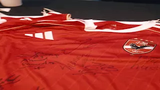 "قبل المونديال".. لاعبو الأهلي يوقعون على قمصان الفريق لتسليمها للاتحاد الدولي