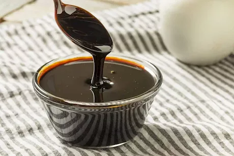 ماذا يحدث للمرأة عند تناول العسل الأسود؟- خبيرة تغذية تجيب