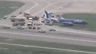 طائرة أمريكية تخرج عن المدرج وتهبط على العشب في مطار بوسطن