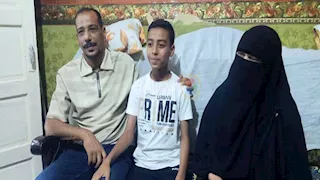 تفوق في الأزهر وحُرم من الأهلي.. ياسين يحقق وعده لوالدته ويتصدر أوائل الابتدائية بالسويس