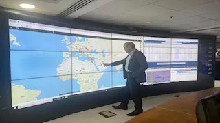 الهجوم على إيران.. وزير الطيران يتابع الحركة بمطار القاهرة