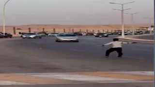 أمن القاهرة يكشف كواليس فيديو لهو طفل بمنتصف الطريق