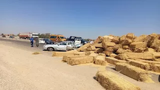 إصابة شخصين بعد سقوط حمولة "تبن" من سيارة بالمنوفية