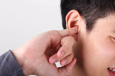 من بينها الزبادي- 5 علاجات منزلية للتخلص من حكة الأذن