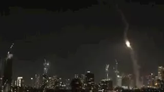 إعلام عبري: حريق قرب وزارة الدفاع في تل أبيب