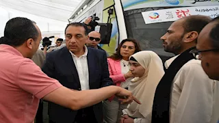 طفل يُصيب زميلته بالعمى نتيجة ضربة على الرأس.. وتحرك حكومي عاجل لعلاج الطفلة