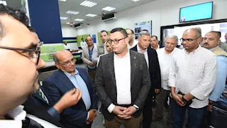وزير الإسكان يتفقد مركز إدارة الأزمات بمياه شرب الإسكندرية - صور 