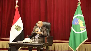 محافظ المنيا يُسلم 328 عقد تقنين لأراضي أملاك الدولة