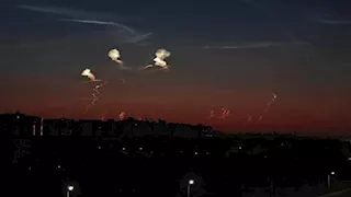 خبير نووي دولي يعلق على ظهور أجسام مضيئة في سماء مصر