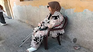 خالة بـ"قدم مكسورة" تساند ابن شقيقتها بلجنة الثانوية العامة بالزقازيق