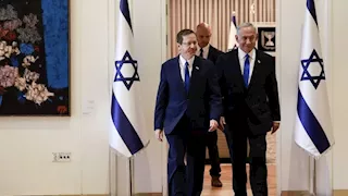 الرئيس الإسرائيلي ونتنياهو يتفقدان مواقع سقوط صواريخ إيرانية جنوب تل أبيب