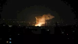 رويترز عن شاهد عيان: سماع دوي انفجار فوق تل أبيب