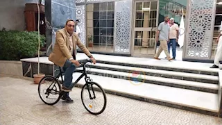 محافظ قنا يقود دراجة عائدًا من مقر عمله (صور)