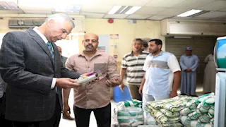 محافظ أسوان يطمئن على جودة السلع وتوافرها بالمجمع الاستهلاكي بإدفو