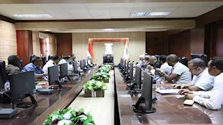 رئيس جامعة الأقصر تناقش الموقف التنفيذي لمشروعات التطوير 