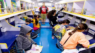  تزويد مكتبة مصر ببورسعيد بأحدث المكتبات المتنقلة -صور