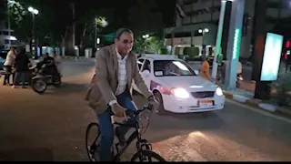 محافظ قنا يعلق على ظهوره بالدراجة ليلًا بدون حراسة