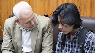 عميد "أصول القاهرة" يواسي طالبًا إندونيسيًا توفي والده أثناء أداء الامتحان 