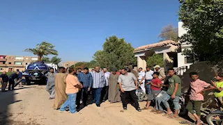 مياه سوهاج تدفع بـ21 معدة لاحتواء تسرب الصرف بنجع الدير (صور)