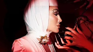 أظافر طويلة وحجاب.. الجمهور يعلق على إطلالة مايا دياب الغريبة
