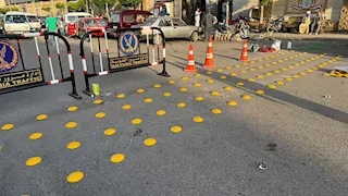 مطبات حديثة أمام مستشفى بنها الجامعي لتعزيز السلامة المرورية (صور)