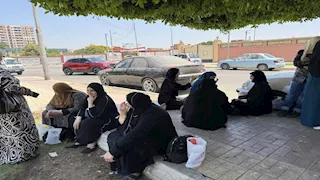 "مش بنام من التوتر".. أولياء أمور يتجمعون أمام لجان الثانوية بالإسماعيلية 