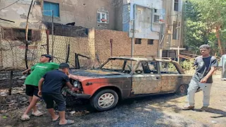 بالصور- حريق هائل يلتهم سيارة ويمتد لعقار سكني في الأقصر