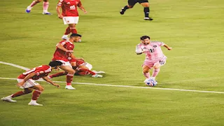  "موقف مخالف لريبيرو".. عرضان عربيان لمحترف الأهلي