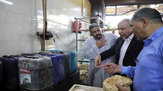 محافظ المنيا يقود حملة مفاجئة على المخابز ويُغلق اثنين مخالفين - صور