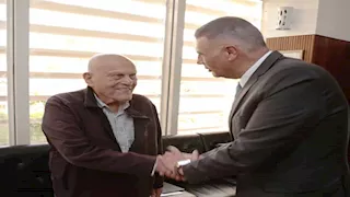 بالصور- محافظ أسوان يهدي مفتاح المدينة للدكتور مجدي يعقوب