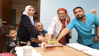تورتة بعد جلسة الكيماوي.. أورام الأقصر تحتفل بعيد ميلاد "العم ألفونس"