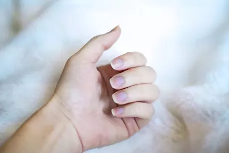 علام تشير الأظافر الزرقاء؟