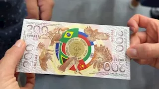 يتوسطها علم مصر.. ورقة نقدية روسية عليها أعلام دول الـ"بريكس" في منتدى بطرسبرج