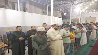 المئات يؤدون صلاة الجنازة على والدة الشيخ محمد حسان 