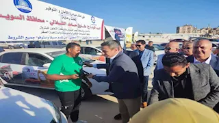 محافظ السويس يسلم الدفعة الثانية من سيارات الأجرة "التاكسي"