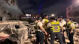 فرق الإنقاذ الإسرائيلي تعود لبات يام للبحث عن مفقودين بعد القصف الإيراني