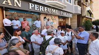 بالصور- محافظ أسوان يتحاور مع سياح إسبان خلال جولة بطريق السادات